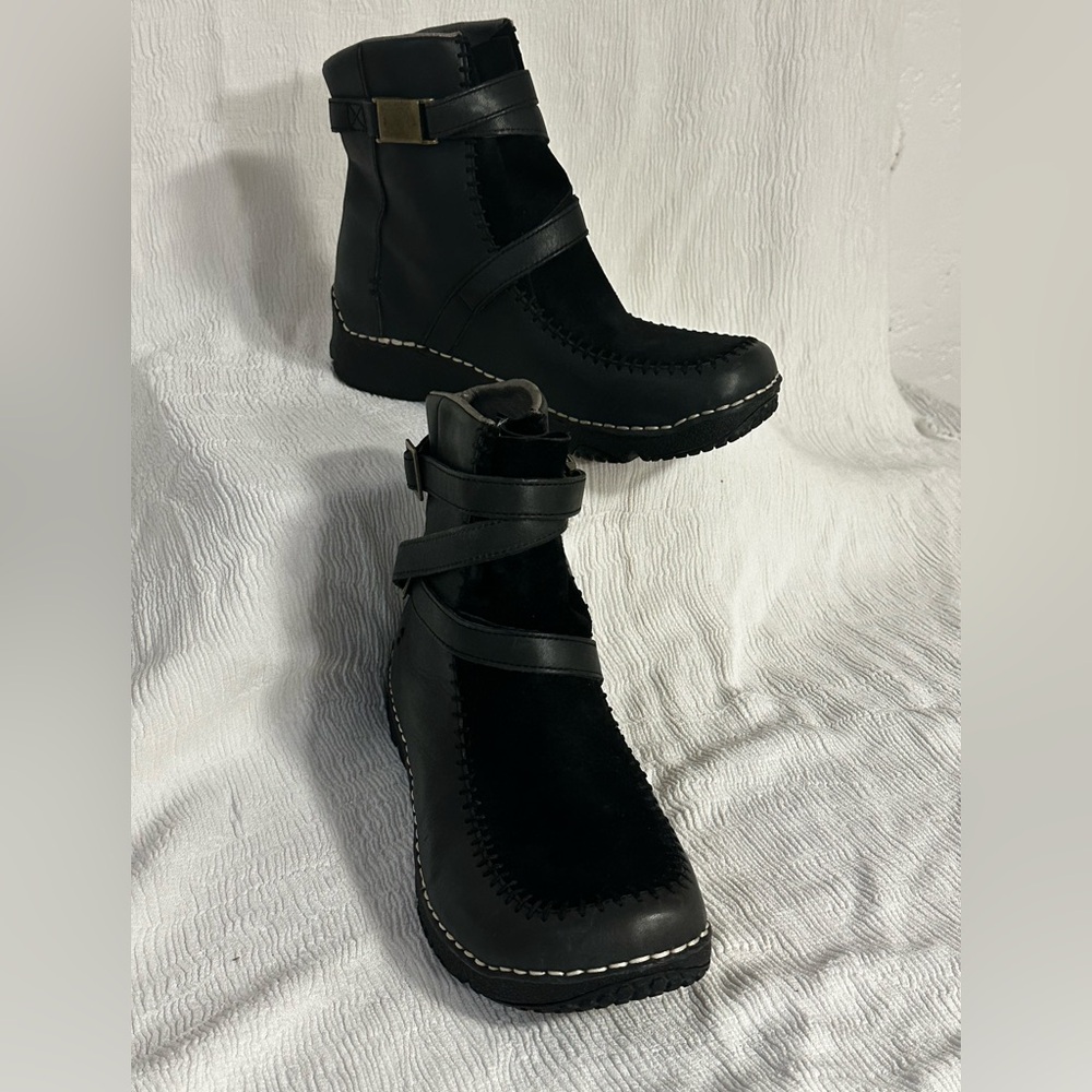 Teva Leather Ankle Boots - Black Suede & Leather, Buckle Strap, US 5 Like New! 🌟 - Picture 5 of 10